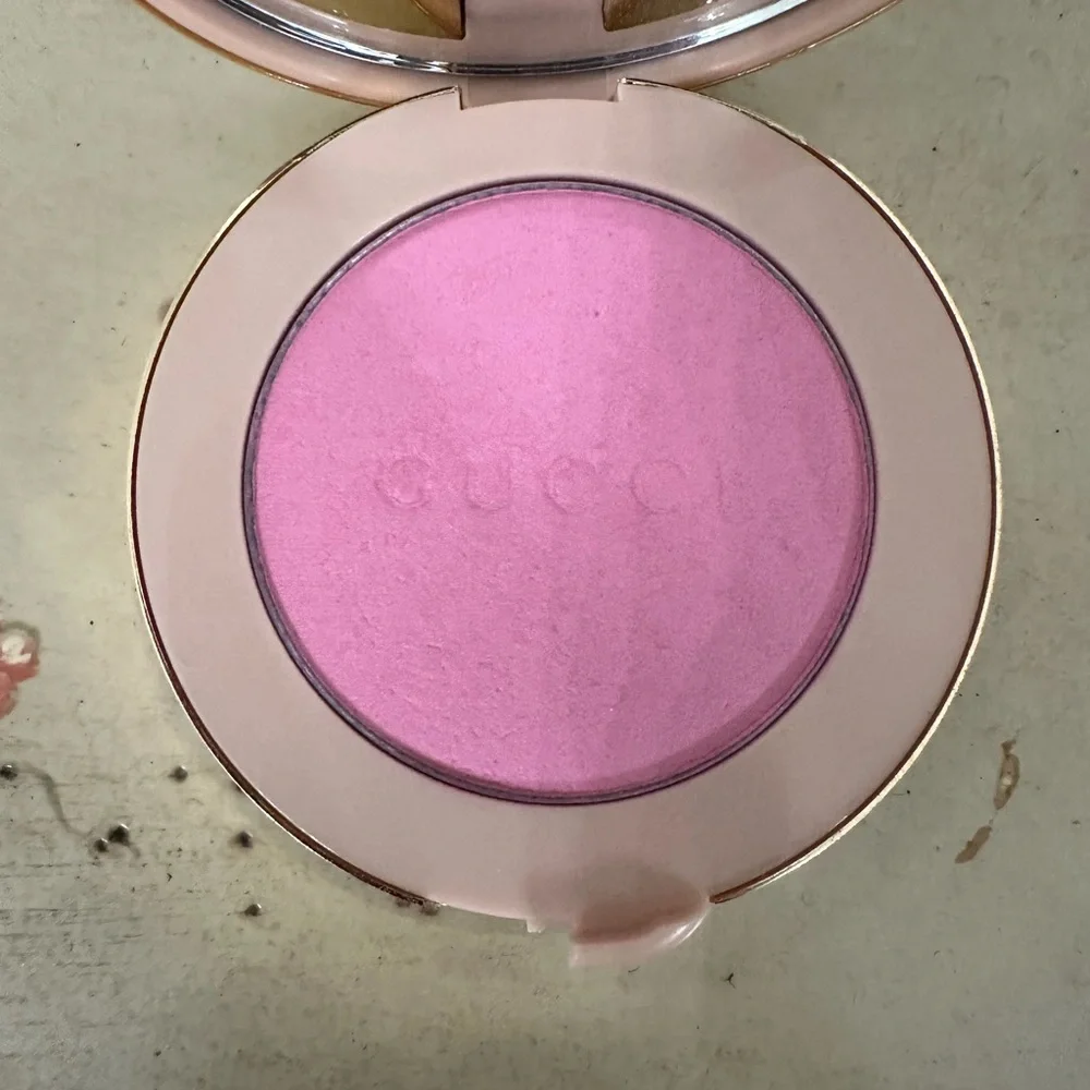 Gucci Pink and Gold Compact - Picture 3 of 4